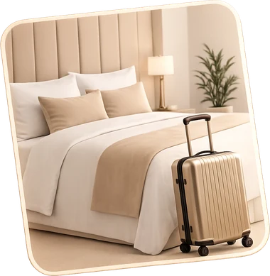 Habitación de hotel en tonos crema, con una maleta junto a la cama